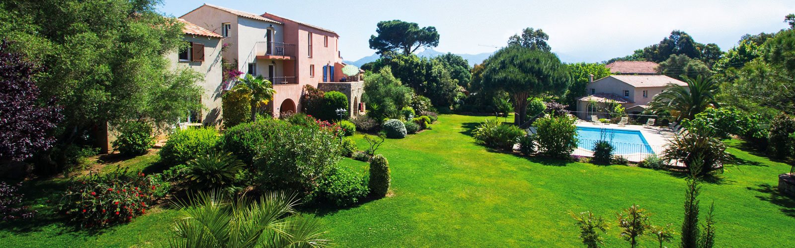 Prächtige Gartenanlage mit Pool und Ferienwohnungen in Calvi