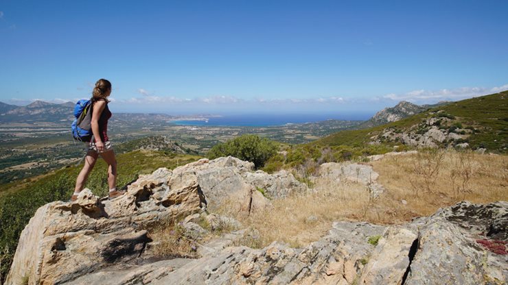 Eine Wanderin erkundet die fantastische Natur Korsikas