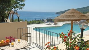 Der Blick auf das Meer vom Pool aus ist eines der Highlights der Ferienwohnungen La Cote Bleue.