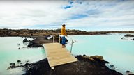 Urlauberin blickt auf das türkise Wasser der blauen Lagune