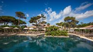 Terrasse und Pool eines Hotels in der Region Bastia 
