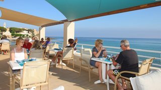 Die Frühstücksterrasse im Hotel Beau Rivage verspricht neben dem guten Essen einen einzigartigen Blick auf die Küste von Korsika 