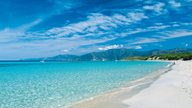 Santa Giulia Strand mit glasklarem türkisem Wasser, feinem Sand und grüner Vegetation