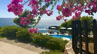 Pool und Gartenalage eines griechischen Hotels am Meer