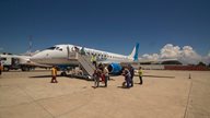 Modernes Flugzeug der Peoples Airline auf der Landebahn in Griechenland