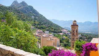 Alte schöne Häuser die im Hang des Bergdorfes Lumio in der Balagne von Korsika stehen.