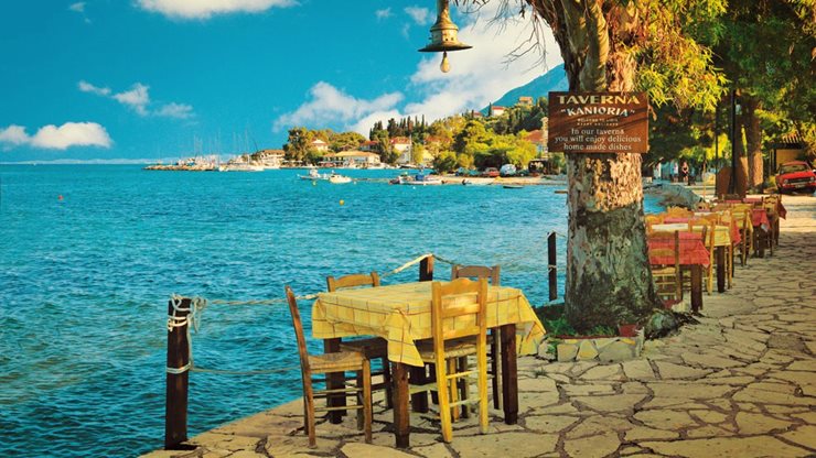 Eine idyllische griechische Taverne am Meer