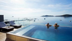 Der Pool des Hotels Le Pinarello bietet einen umwerfenden Blick auf das Meer.