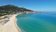 Der Strand von Algajola in Korsika mit türkisblauem Wasser