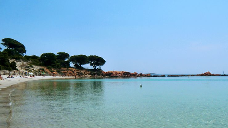 Urlauber an einem Strand in Porto Vecchio auf Korsika
