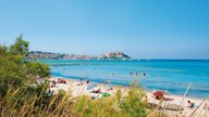 Der Strand von Calvi mit der Zitadelle im Hintergrund