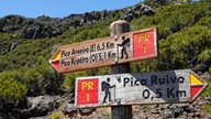 Zwei Schilder weisen die Wanderwege auf Madeira aus