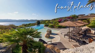 Der Pool des Hotels U Capu Biancu bietet einen herrlichen Blick auf das Meer.