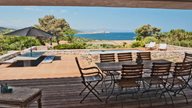 Großzügige Terrasse mit Pool, Terrassenmöbel und Meerblick