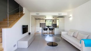 Das Appartement Costa Nera ist großzügig, modern und hell gestaltet.