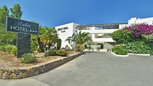 Die Außenansicht des Calvi Hotels in Korsika