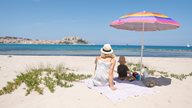 Frau mit Kind am Strand von Calvi