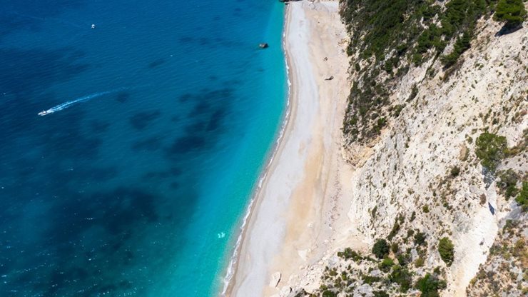 Weißer Strand und türkises Meer auf Korfu