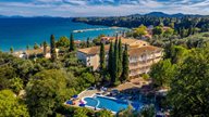 Pool und Gartenalage eines griechischen Hotels am Meer