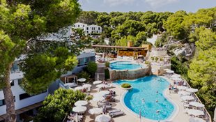 Kühlen Sie sich an heißen Tagen im Pool ab. 