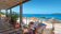 Von der Terrasse des Hotels Le Pinarello haben Sie direkten Zugang zum Strand.