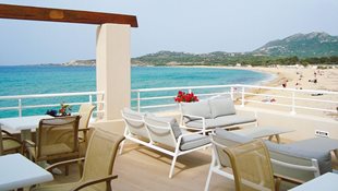 Die Terrasse im Hotel Le Beau Rivage mit Panorama Blick über das Meer 