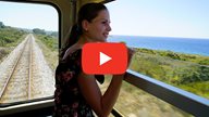 Lisa blickt in Ihrem VLog während einer Zugfahrt durch Korsika aus dem Fenster