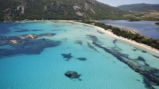 Die Ferienanlage Costa Nera ist nur wenige Schritte von der bekannten Santa Giulia Bucht entfernt.