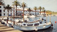 Angelegte Boote im Hafen von Fornells auf Menorca