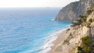 Türkises Meer beim Egremni Badestrand auf Lefkas