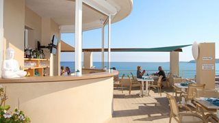 Die Frühstücksterrasse des Hotels Beau Rivage direkt an der Küste Korsikas