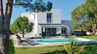 Luxuriöse moderne Villa mit Privatpool und großem Garten