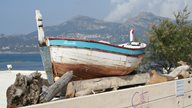 Altes Fischerboot steht in Ufernähe in der Region Calvi